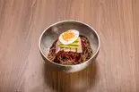 ビビン冷麵  BIBIM NAENGMYEON(KOREAN SPICY COLD NOODLES)（セクセクチキン）