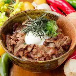 人気No.3♪ボリューム満点150gのせ！【温玉のせ】厳選とろ旨カルビ丼（本気のハラミ丼＆カルビ丼 焼肉じゅじゅ庵 京橋店）