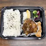 ハーフバーグ(ハンバーグハーフサイズ)と照焼チキン弁当（K’sキッチン）