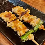ネギマの自家製オニオンソース焼き(串焼き鶏一品てんすい)