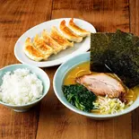 ラーメン・餃子・ライスセット(チャーシュー1枚・薬味ネギ・ホウレン草・ノリ3枚・餃子6個・ライス)（横浜家系ラーメン 松壱家）