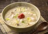 ヘルシー！お野菜たっぷりのサラダスープ粥 328kcal (豚肉・キャベツ・白菜・ごぼう・舞茸・ねぎ・もやしなど) 梅干付（風邪・胃腸炎の回復に お粥小屋 健康お粥専門店）