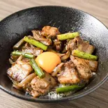 【大好評】極みもち豚のピリ辛豚バラ丼！！   Spicy Pork Belly Rice Bowl（とり九）