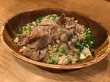 肉のせガーリックライス（屋台鉄板 三寸）