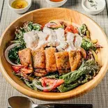 合い盛りチキンオーバーサラダ(グリルしたもも肉と低温調理のむね肉のハーフ＆ハーフ)（TOKYO FITNESS CHIKEN 千川店 高たんぱく・糖質制限）