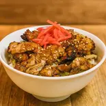 人気No3 香ばし最強!炭火焼き鳥丼150g 甘辛ダレで米止まらん(炭火焼ホルモン風雷)