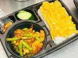 インゲンと豚肉のムーターメリックを使った激辛カレーペースト炒め +ご飯+スクランプエッグ(PINTO)