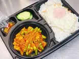 インゲンと牛ひき肉のムーターメリックを使った激辛カレーペースト炒め +ご飯+目玉焼き(PINTO)