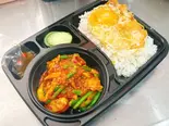 インゲンとシーフードのムーターメリックを使った激辛カレーペースト炒め +ご飯+目玉焼き(PINTO)