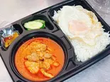 パネーンガイ(レッドカレー)+ご飯+目玉焼き(鶏肉)พะแนงไก่+ข้าวสวย+ไข่ดาว(PINTO)