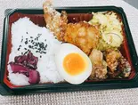カレー風味のマカロニサラダと唐揚げ弁当（NUMBER8 光町店）