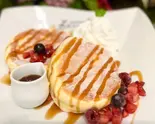 スフレパンケーキ キャラメル＆ベリー (Soufflé Pancake Caramel ＆ Berry) ♡（魔法のパンケーキ ブランチ横浜南部市場店）