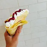 チーズケーキとブルーベリーソース（甘味処くれーぷ よって屋）