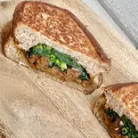 ほうれん草入り粗挽き大豆ミートキーマカレーホットサンド（BONDI COFFEE SANDWICHES）