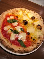 ハーフ＆ハーフ(マルゲリータ＆クワトロフォルマッジ)Half Marugherita ＆ Half Quattro Formmaggi（俺のイタリアン 新橋赤レンガ通）