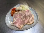 焼豚盛り(功留館ふりだしや)