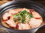 豚骨醤油チャーシュー麺（にんにくらーめん麦吉）