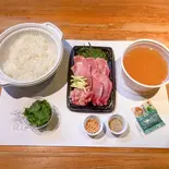 【温】まぐろ漬け茶漬け(ご飯220g)（寿司割烹山水）
