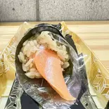生サーモン手巻き（魚屋 UOTACHI）