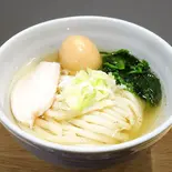 塩だし味玉うどん(薬味ねぎ、国産しっとり鶏胸肉1枚、ほうれん草、味玉)(究極の塩だしうどん 京都はんなり)