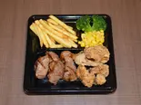 サーロインカットステーキ＆若鶏の竜田揚げ弁当（フォルクス 博多駅南店）