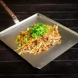 基本のカレーそば焼き Basic Grilled Curry Soba（お好み焼きつよっさん）