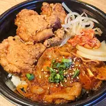 牛カルビ・唐揚げ相盛り丼（大衆焼肉ホルモンやまだ上新庄店）