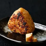 そぼろ入り焼きおにぎり(比内地鶏炭火焼ひない)