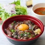 馬肉のユッケ丼(スープ、サラダ付き)（Iron Base）