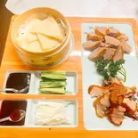 北京ダック一匹(スライス、ナン10枚、野菜付き)（中華料理 無限鴨）