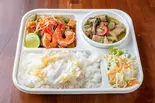 23.パッタイとグリーンカレーのコンボ PADTHAI AND GREEN CURRY COMBO（ピンク・エレファント）