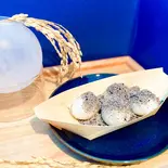 黒ごま香る♪黒ごま餅★1舟8粒入♪（つきたて餅雅や）