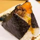 卵黄+にくそぼろ(おにぎり専門店米農園)