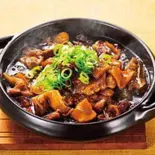 【丼当店人気N o.1】牛すじ丼(屯舍 麻辣湯)