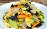 豚肉とキクラゲと卵炒め 木须肉（中華ビストロ享京味シャンジィンウェ）