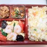海老とトマト卵塩炒め弁当:西红柿炒鸡蛋便当（四川中華料理 - 東方紅）