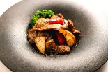 十勝ハーブ牛もも肉の黒胡椒炒め（クラブチャイナ）