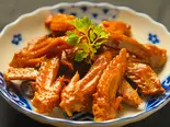辛味醤油煮手羽先 (10個)/辣卤翅尖 (10个)（楽山楽・甘皮鴨専門店）