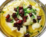白身魚とにんにくの黄金スープ煮込み（台湾菜館 弘城）