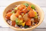 サーモンとホタテの和風わさび醤油ポキ～いくらのせ～（十五穀米のヘルシーポキ丼の店 Poke Poke 天下茶屋店）