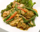 豚肉のレッドカレー炒め（オリエンタルデリ白金店）