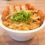 メガ盛り★カツ丼（カラオケ歌居屋）