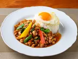 64 ガパオガイ(鶏肉ガパオライスに目玉焼き)（タイ料理 ウライワン）