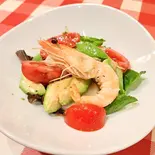 天使の海老・アボカド・カブ(ビーツ)のはちみつヴィネガー風味（ふれんち食堂UMEYA）