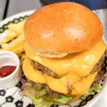 チーズバーガー(ダブルパテ・ポテト付き)（cafe Roost）