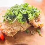 油淋鶏ネギたっぷり醤油ソース ハーフ（油淋鶏専門店 弄堂口(ロウドウクチ)）