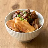 あいもり。牛すじ煮込みと豚角煮丼 Stewed Beef Tendon and Kakuni Rice Bowl(トロじゅわ煮込食堂 豚角丸 南堀江)