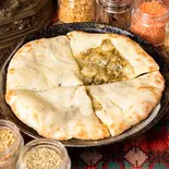 バジルチーズナン Basil Cheese Nan（barefoot curry リンクス梅田店）