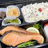 焼鮭弁当(みそ汁付)(歌舞伎町の台所 かど平 × ホルモン焼 幸永)