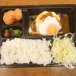ハンバーグチーズイン＆オンポーチドエッグ添え（キッチンのとや）